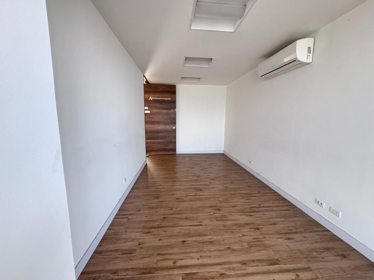 se vende oficina en el poblado