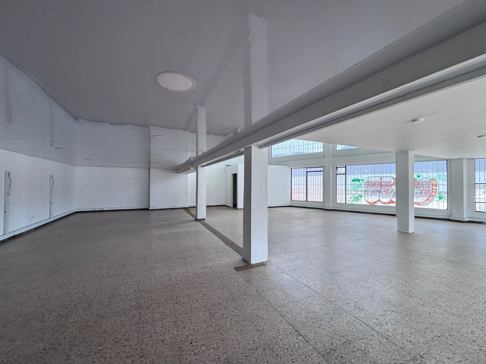 se arrienda local con oficinas en engativa