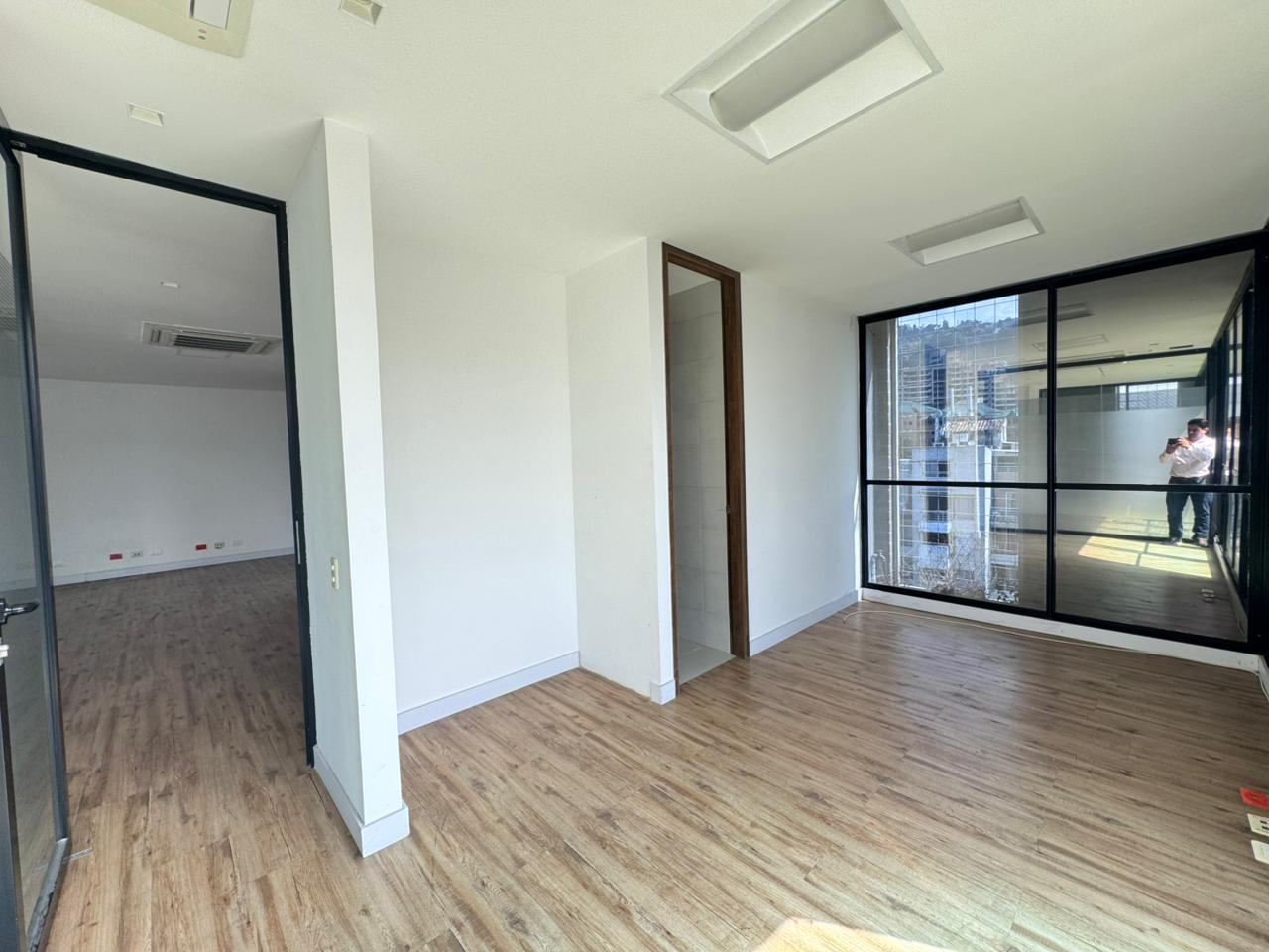 se vende oficina en el poblado