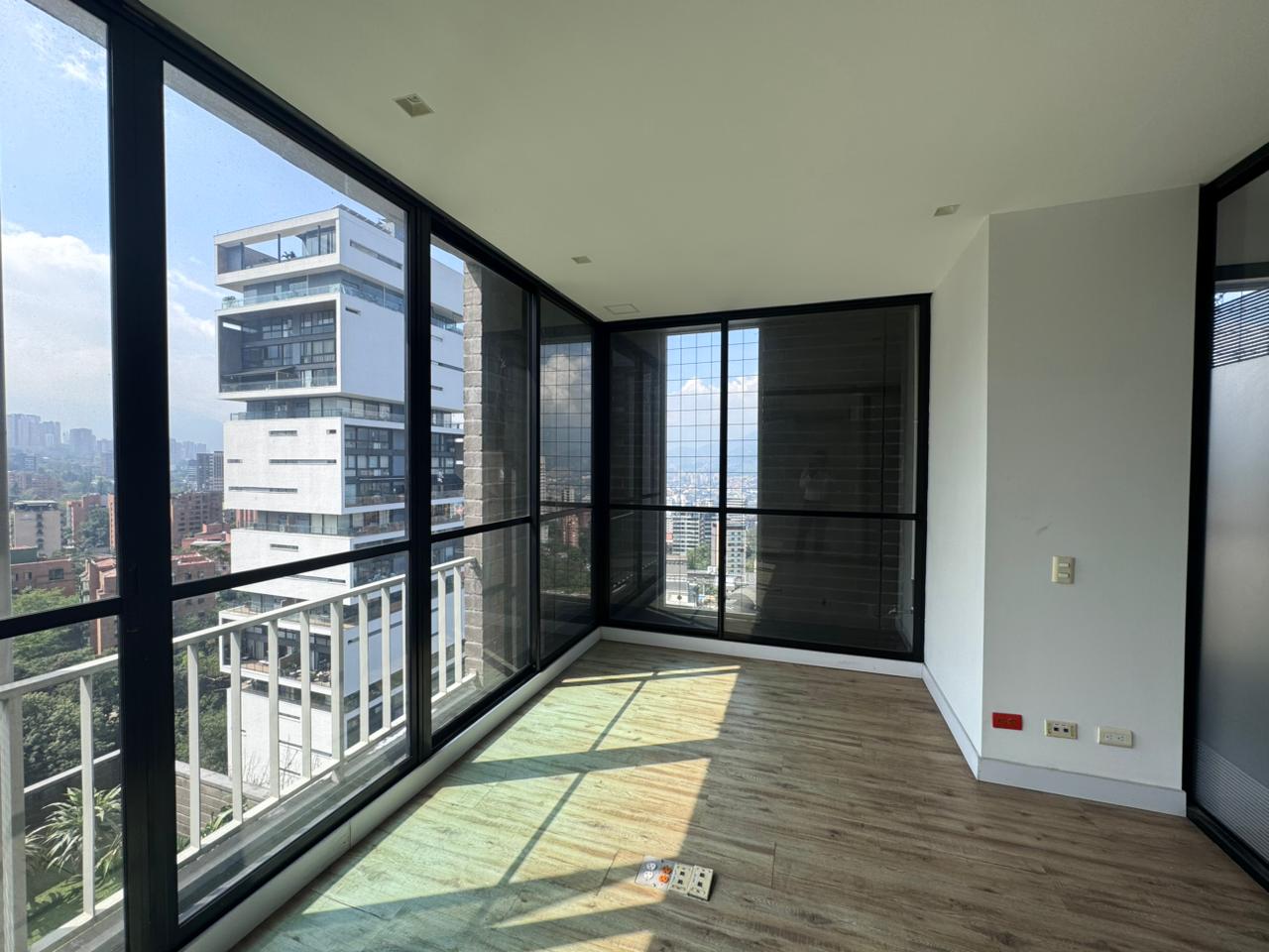 se vende oficina en el poblado