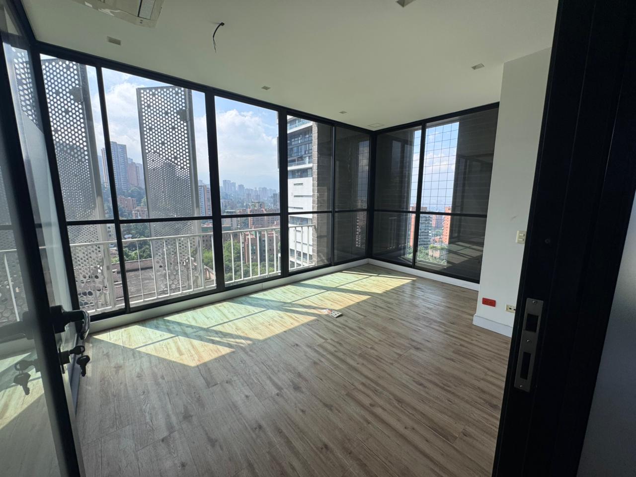 se vende oficina en el poblado