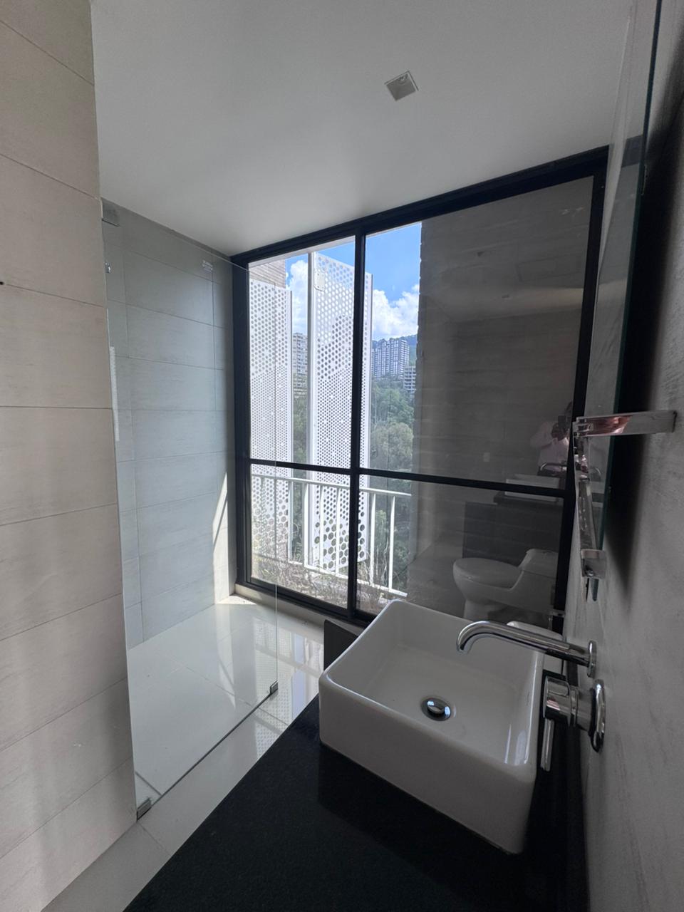 se vende oficina en el poblado