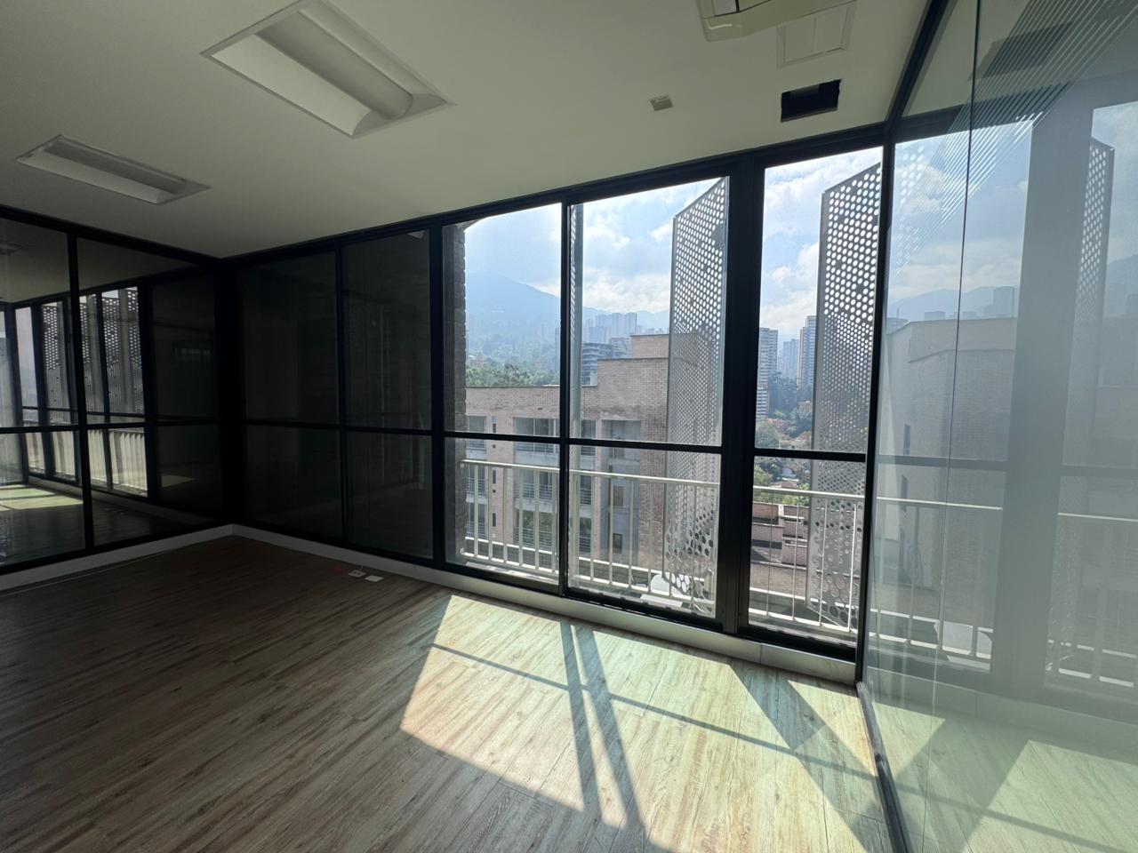 se vende oficina en el poblado