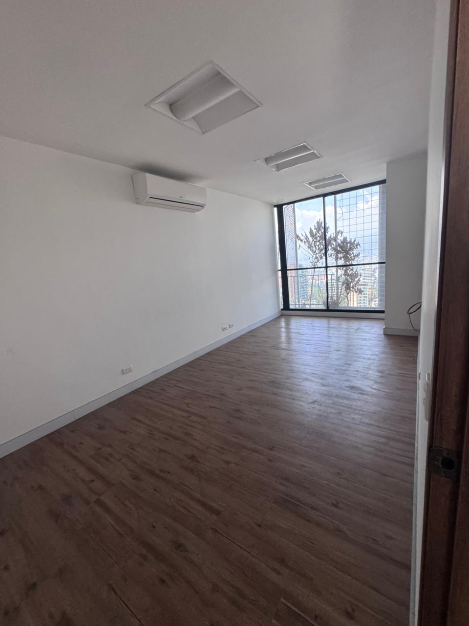 se vende oficina en el poblado