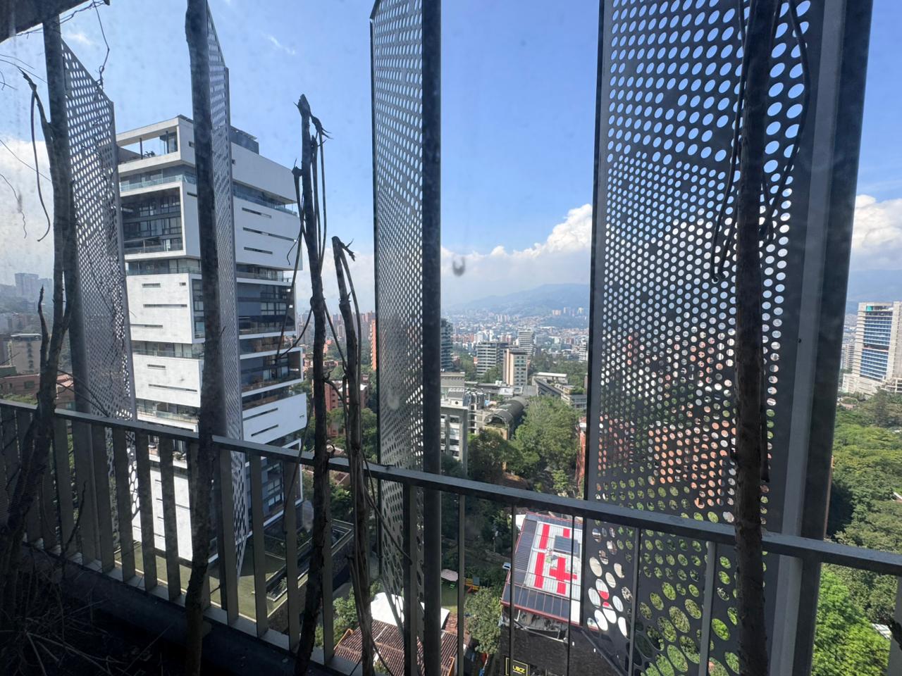 se vende oficina en el poblado