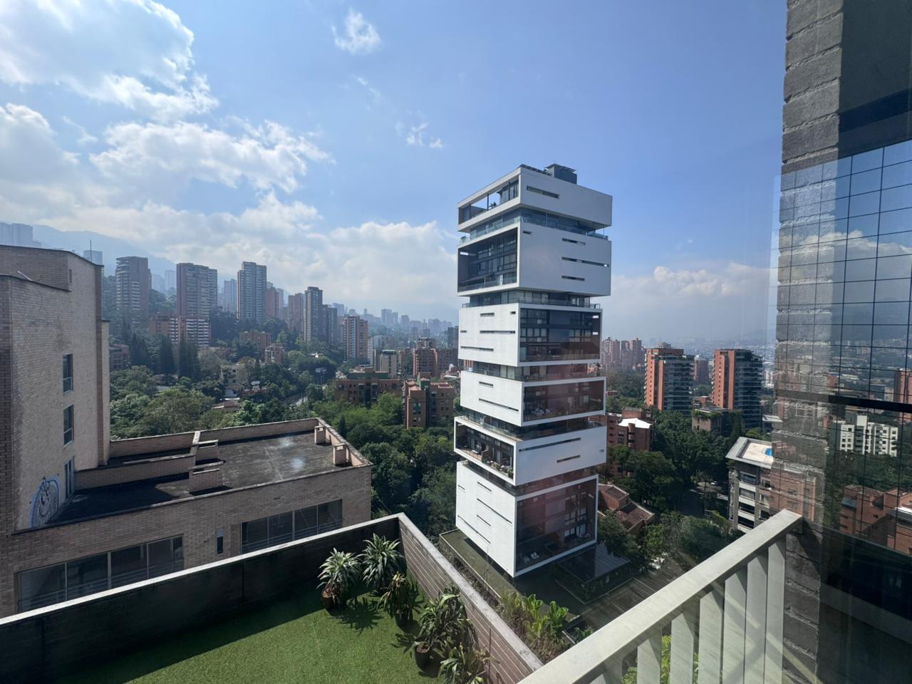 se vende oficina en el poblado