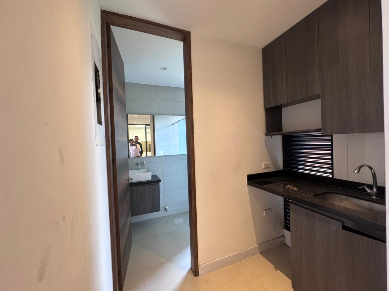 se vende oficina en el poblado