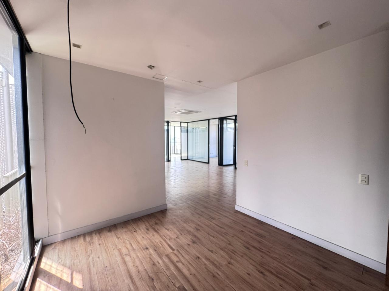 se vende oficina en el poblado