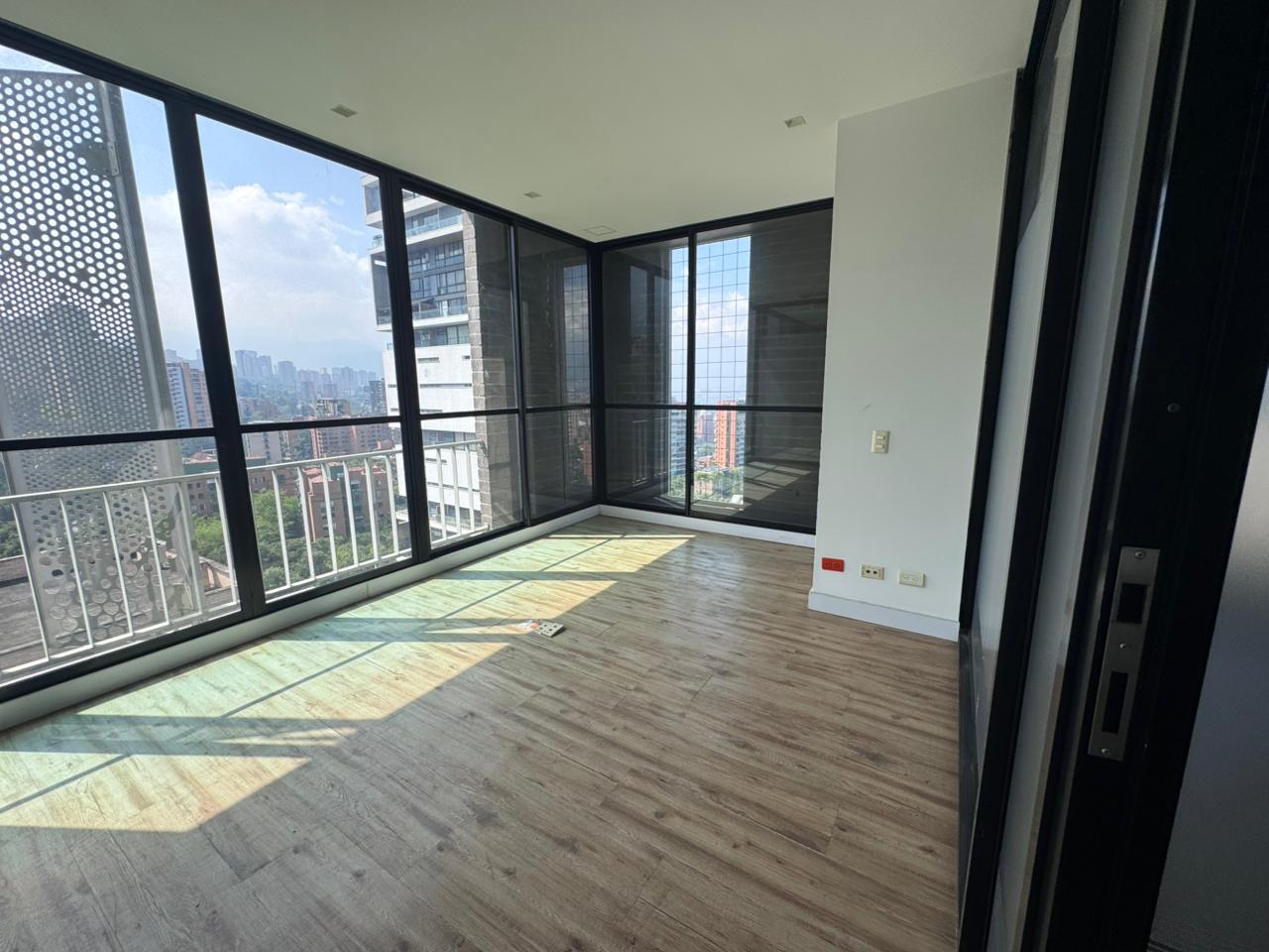 se vende oficina en el poblado