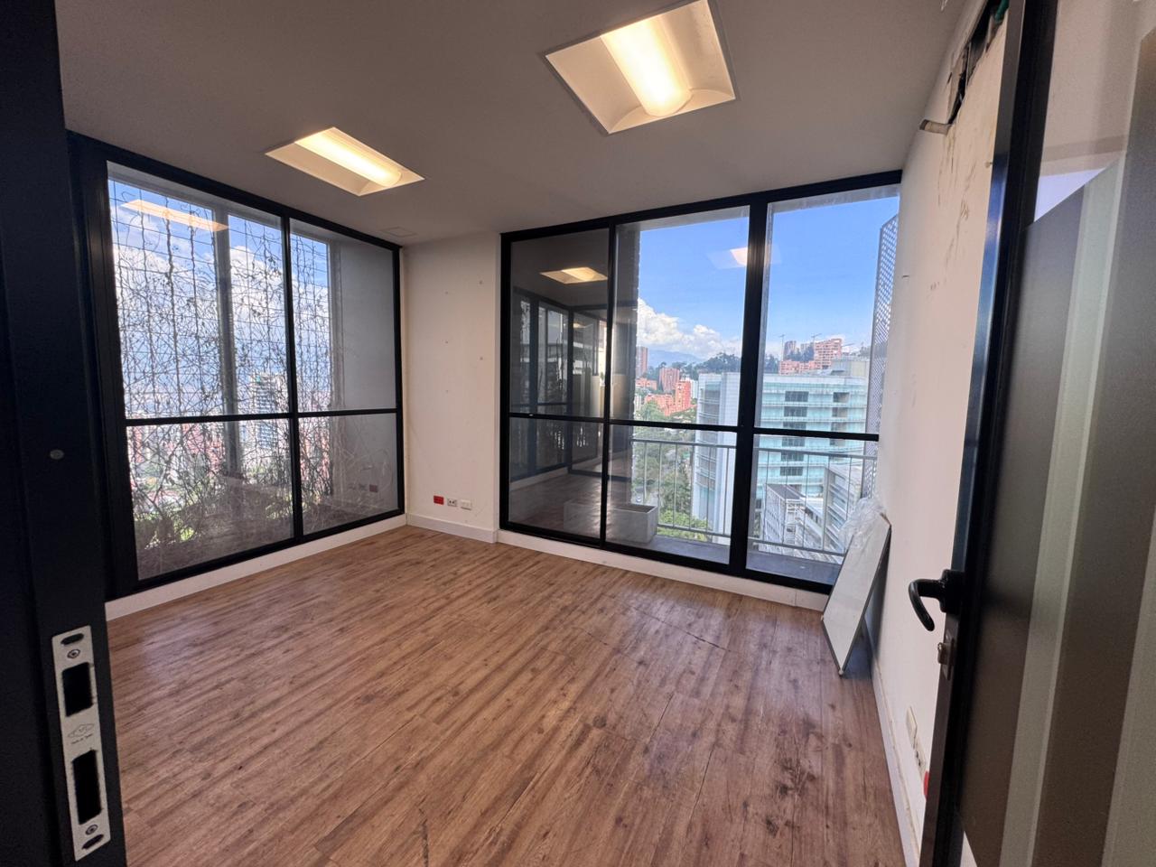 se vende oficina en el poblado