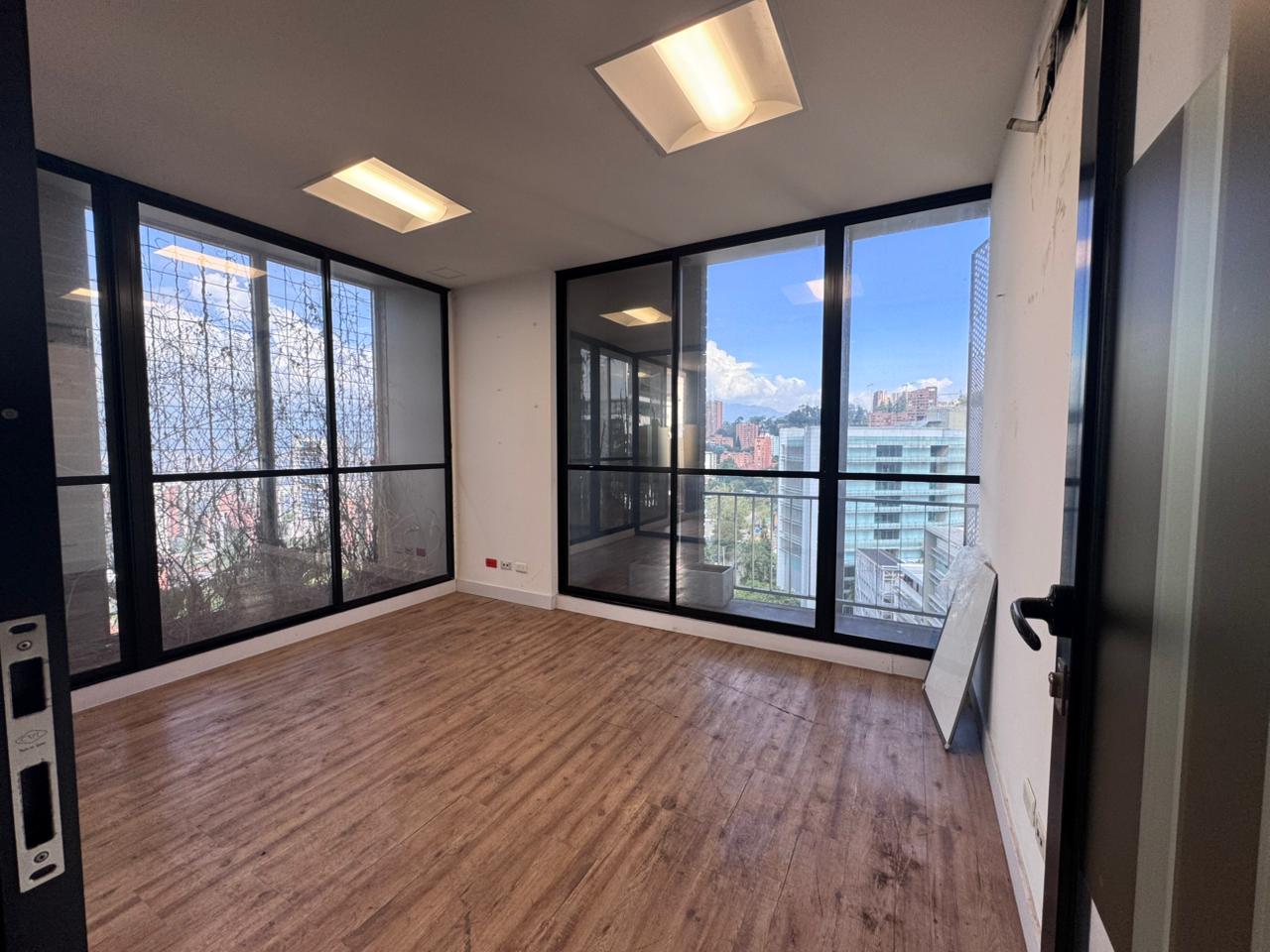 se vende oficina en el poblado