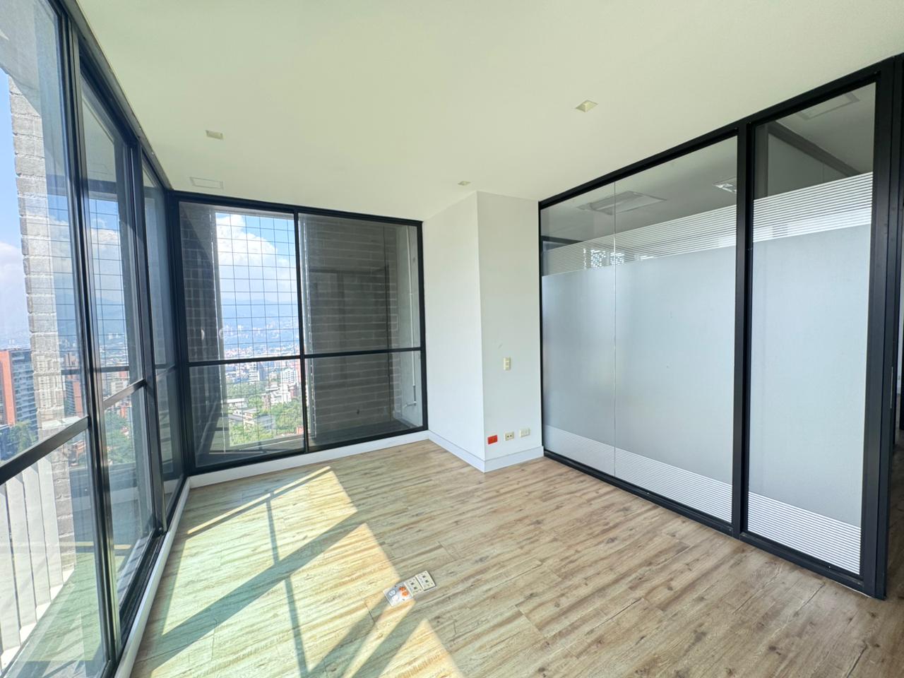 se vende oficina en el poblado