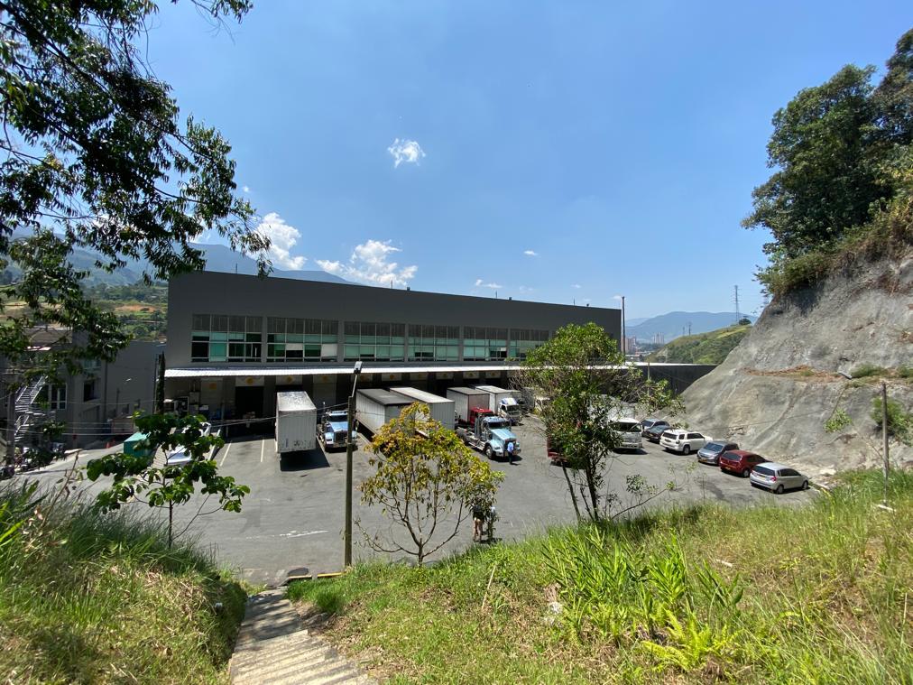 se arrienda bodega variante caldas
