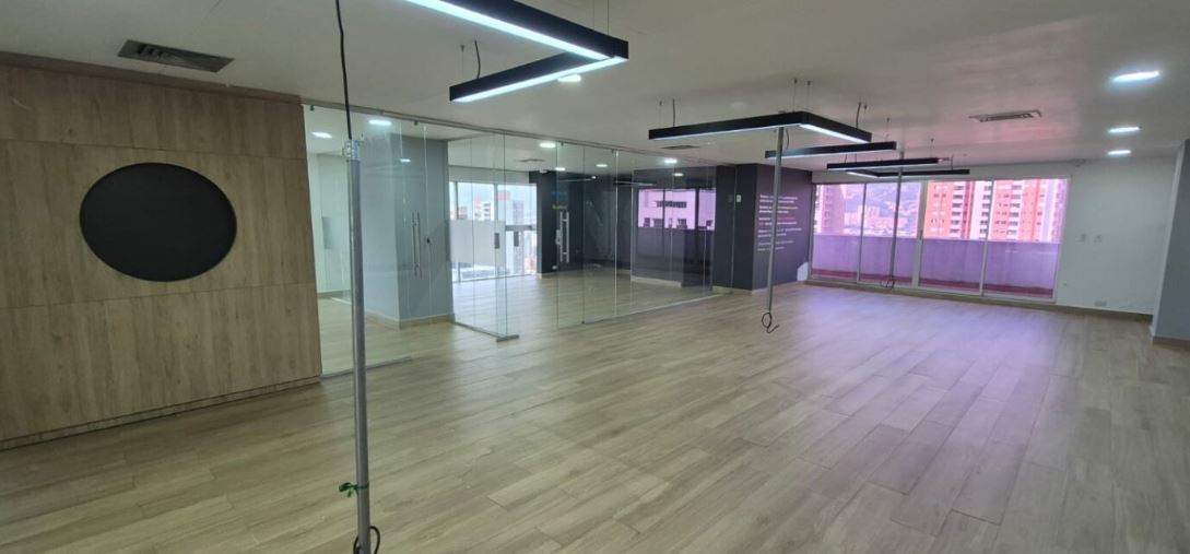 se arrienda oficina en el poblado