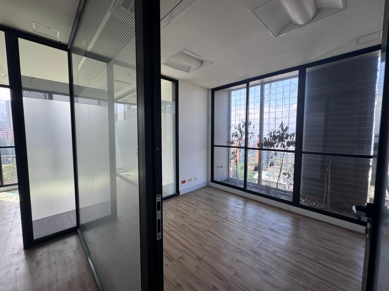 se vende oficina en el poblado