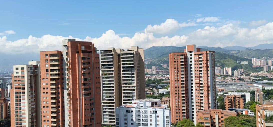 se arrienda oficina en el poblado