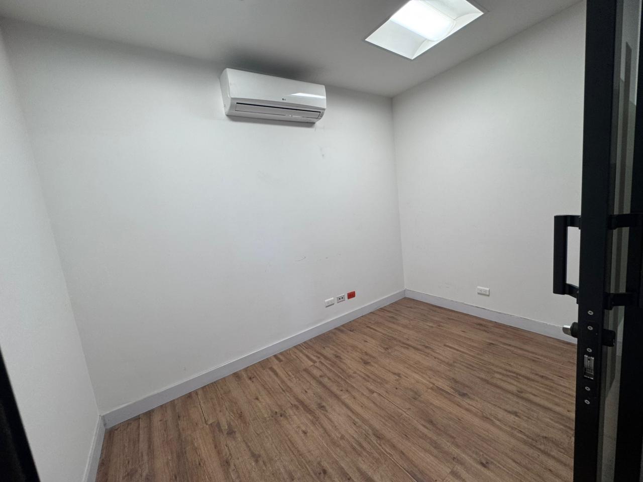 se vende oficina en el poblado