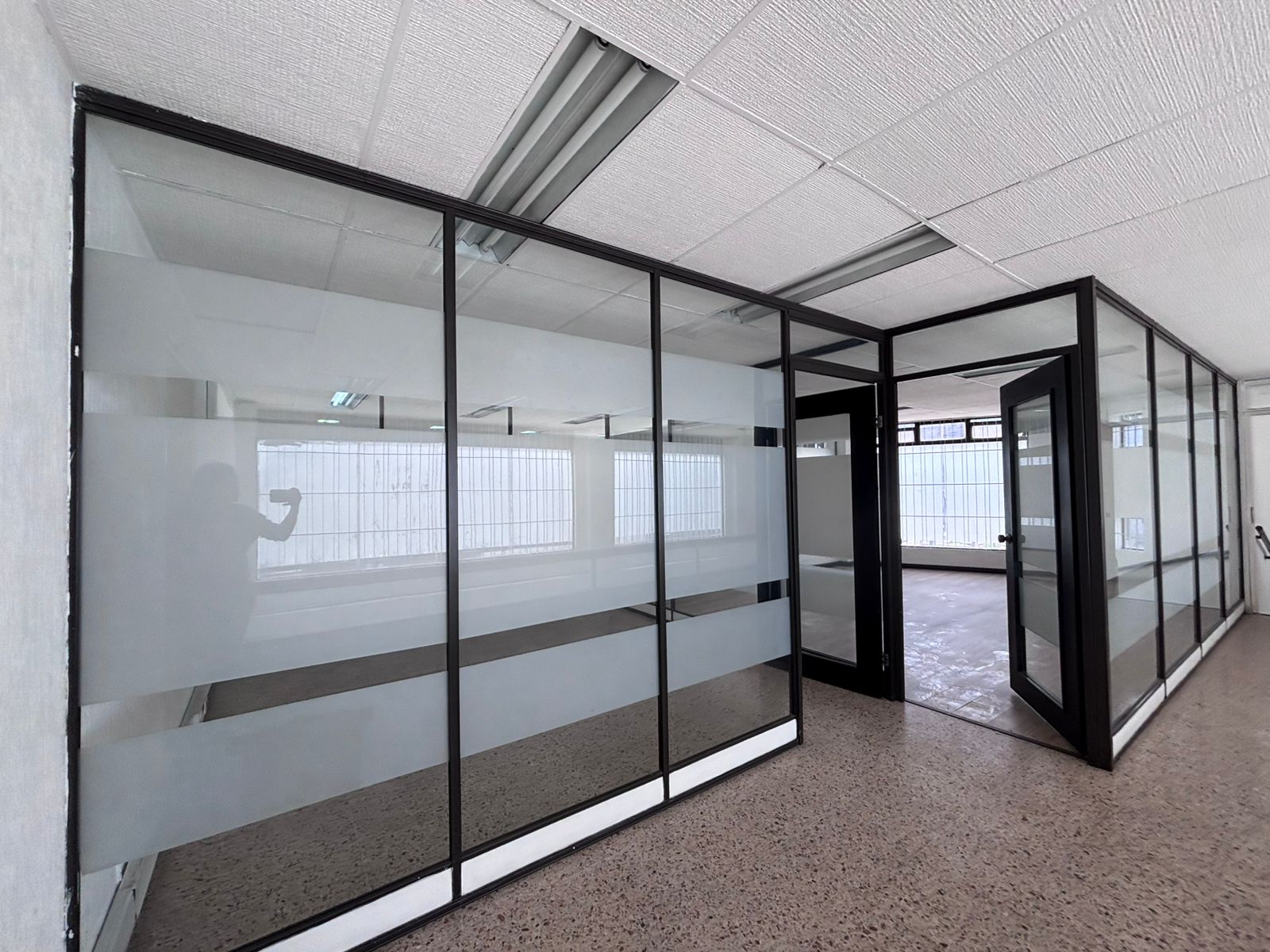 se arrienda local con oficinas en engativa