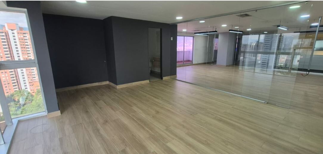 se arrienda oficina en el poblado