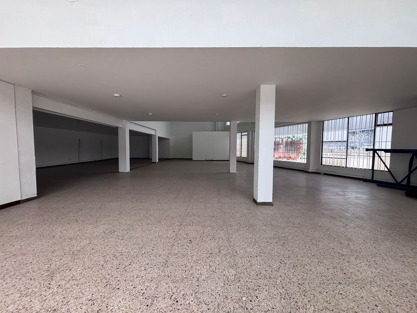 se arrienda local con oficinas en engativa