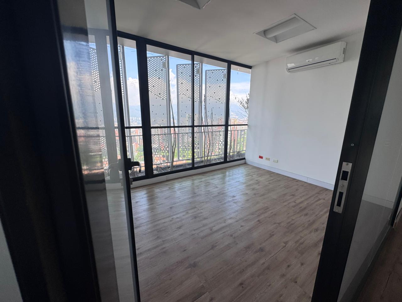 se vende oficina en el poblado