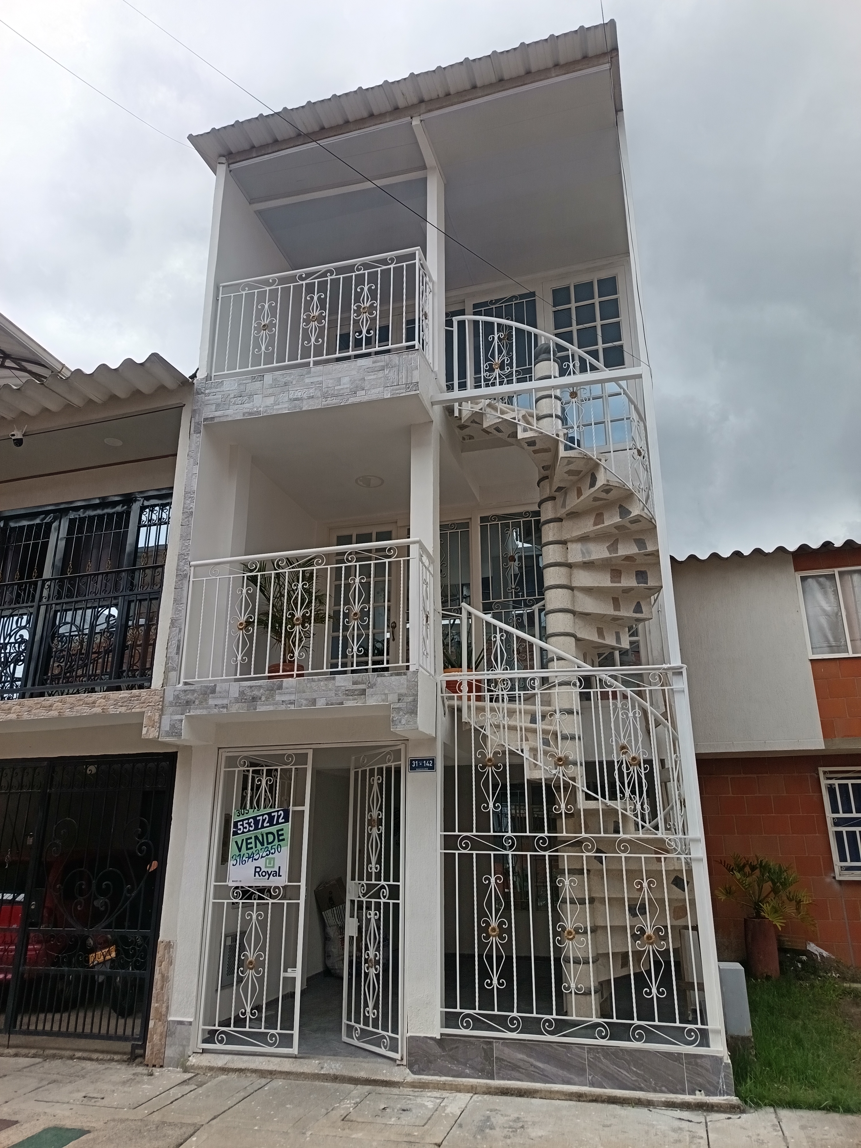 VENDO CASA EN MANZANARES - CIUDAD DEL VALLE