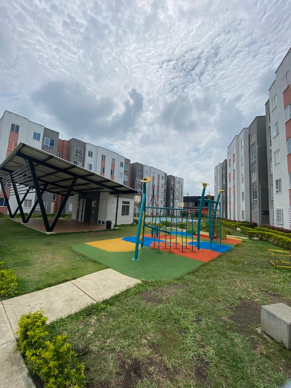 VENDO APARTAMENTO EN CR CEREZOS - CIUDAD DEL VALLE