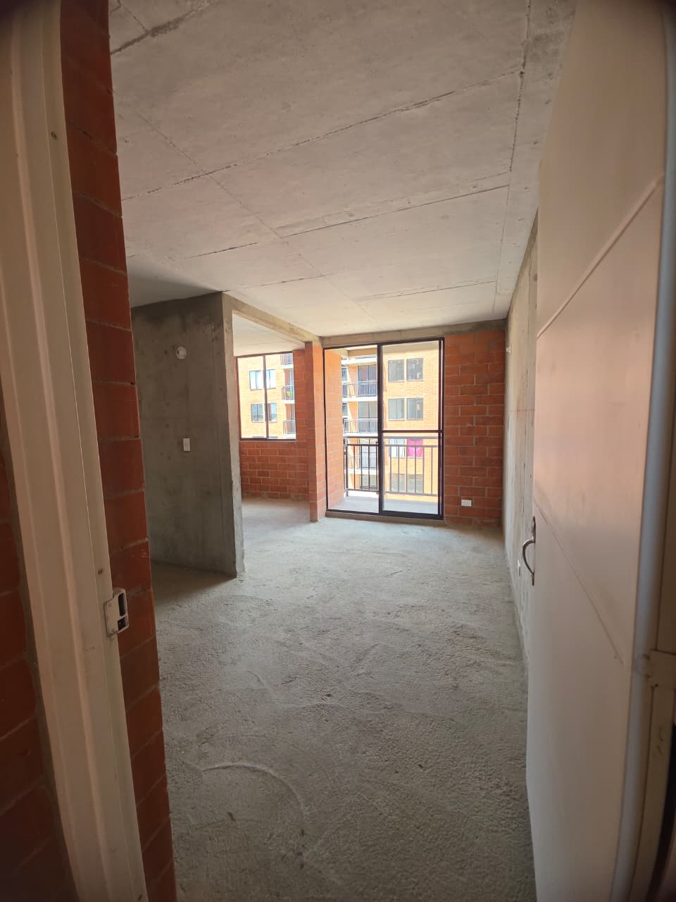 VENDO APTO PARA REMODELAR EN CR CAMINOS DEL SAMAN - VILLAGORGONA