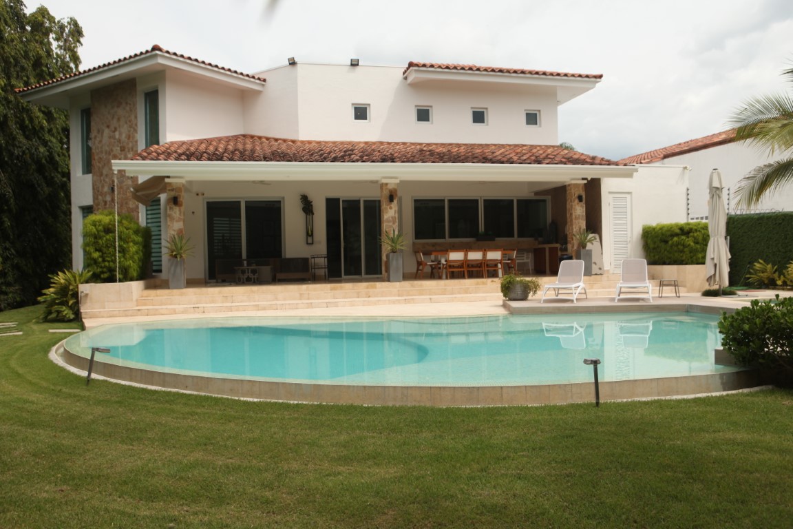 Casa en Venta en Punta Barco Village | Piscina y Amplio Terreno