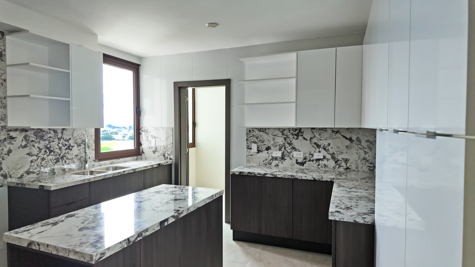 Se Vende apartamento en The Colonial, Santa Maria