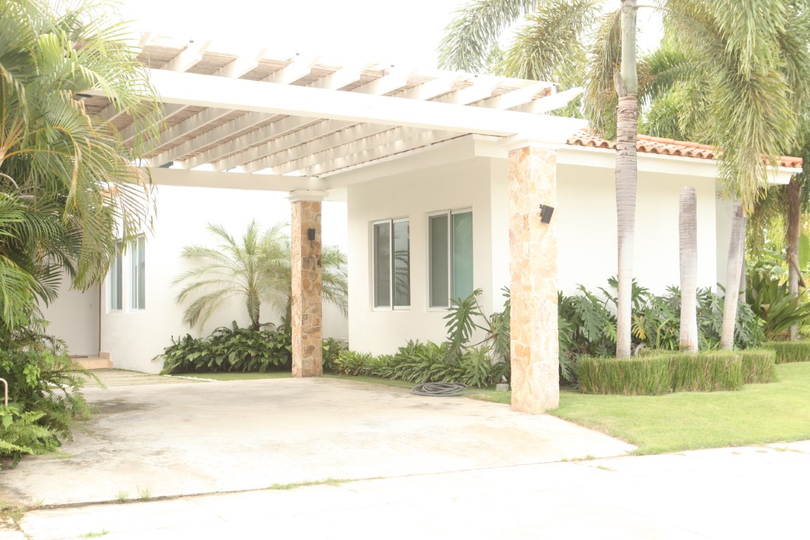 Casa en Venta en Punta Barco Village | Piscina y Amplio Terreno