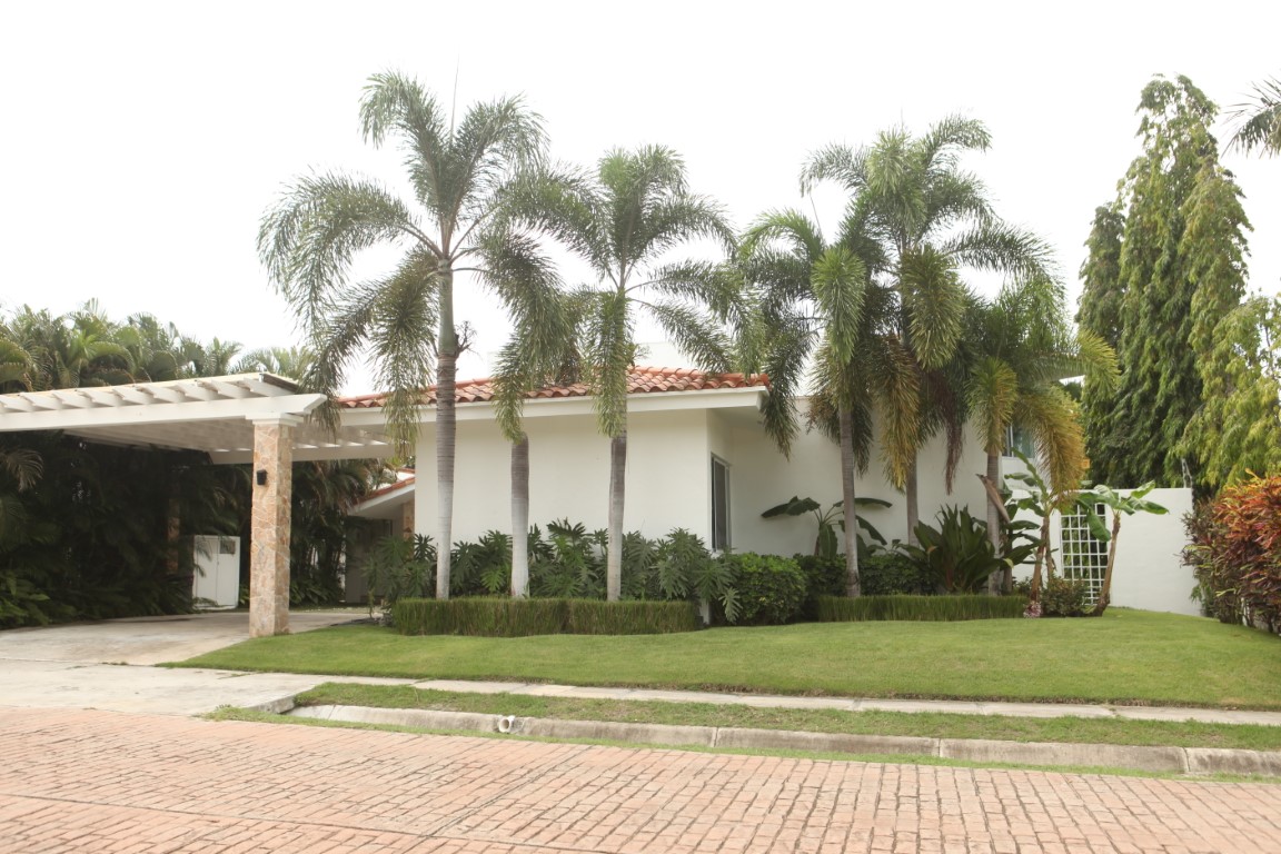 Casa en Venta en Punta Barco Village | Piscina y Amplio Terreno