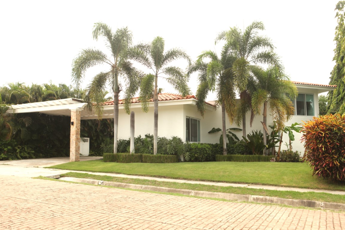 Casa en Venta en Punta Barco Village | Piscina y Amplio Terreno