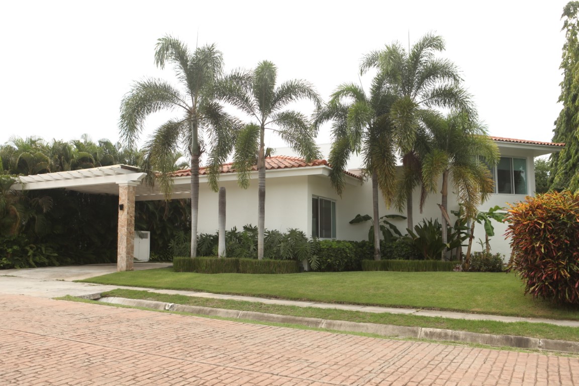 Casa en Venta en Punta Barco Village | Piscina y Amplio Terreno