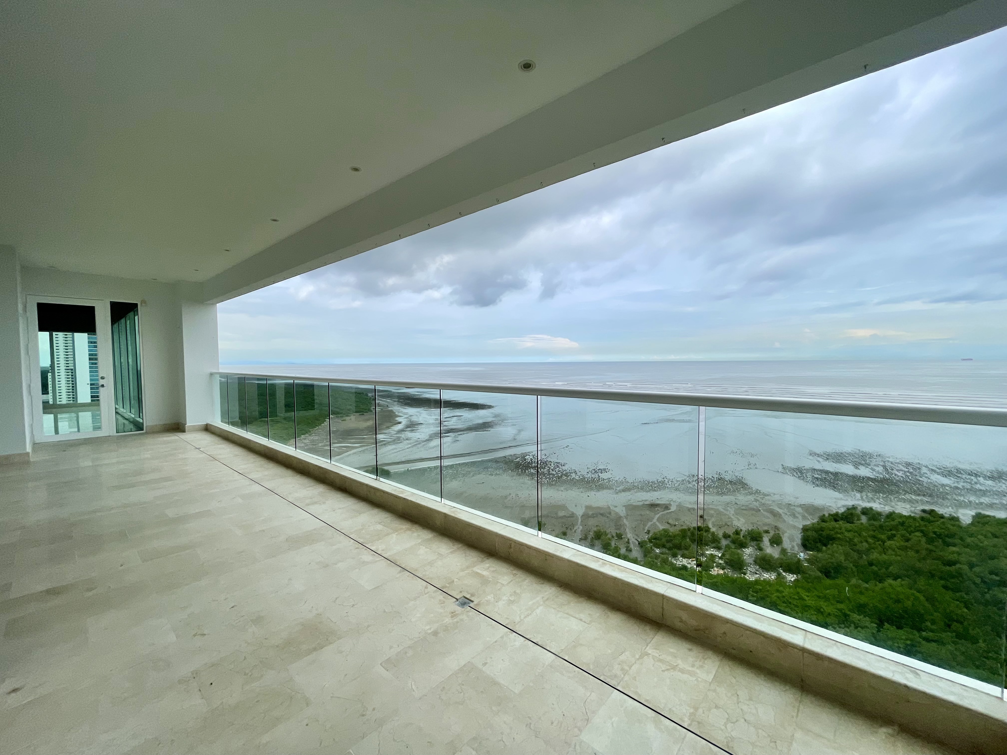 Se Vende apto en PH Marea, Costa del Este