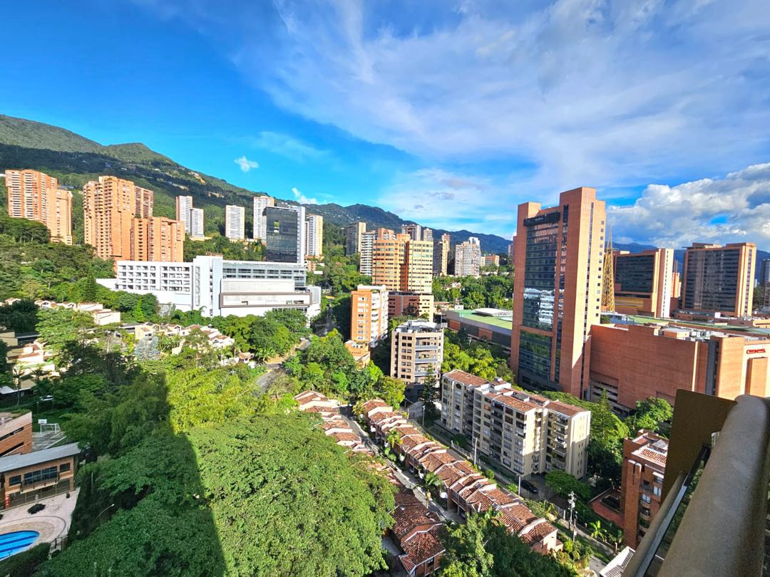 APARTAMENTO CERCA DEL TESORO EN EL POBLADO MEDELLÍN