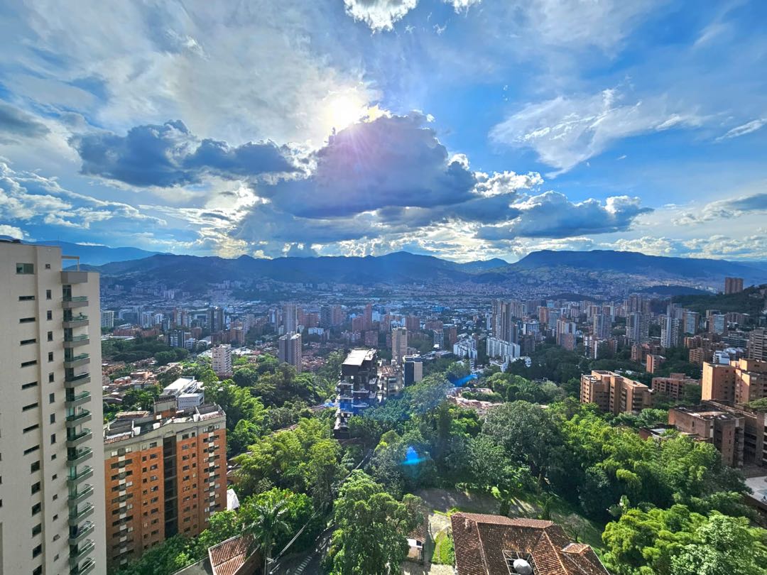 APARTAMENTO CERCA DEL TESORO EN EL POBLADO MEDELLÍN