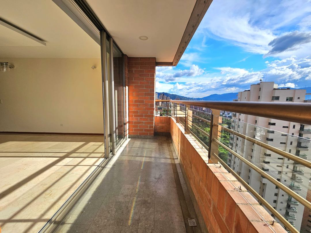 APARTAMENTO CERCA DEL TESORO EN EL POBLADO MEDELLÍN