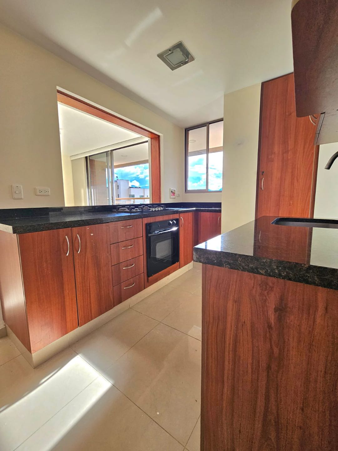 APARTAMENTO CERCA DEL TESORO EN EL POBLADO MEDELLÍN