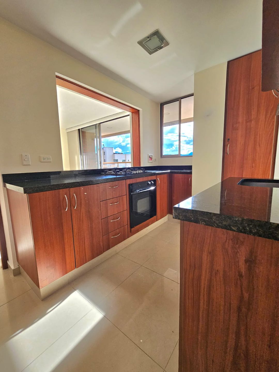 APARTAMENTO CERCA DEL TESORO EN EL POBLADO MEDELLÍN