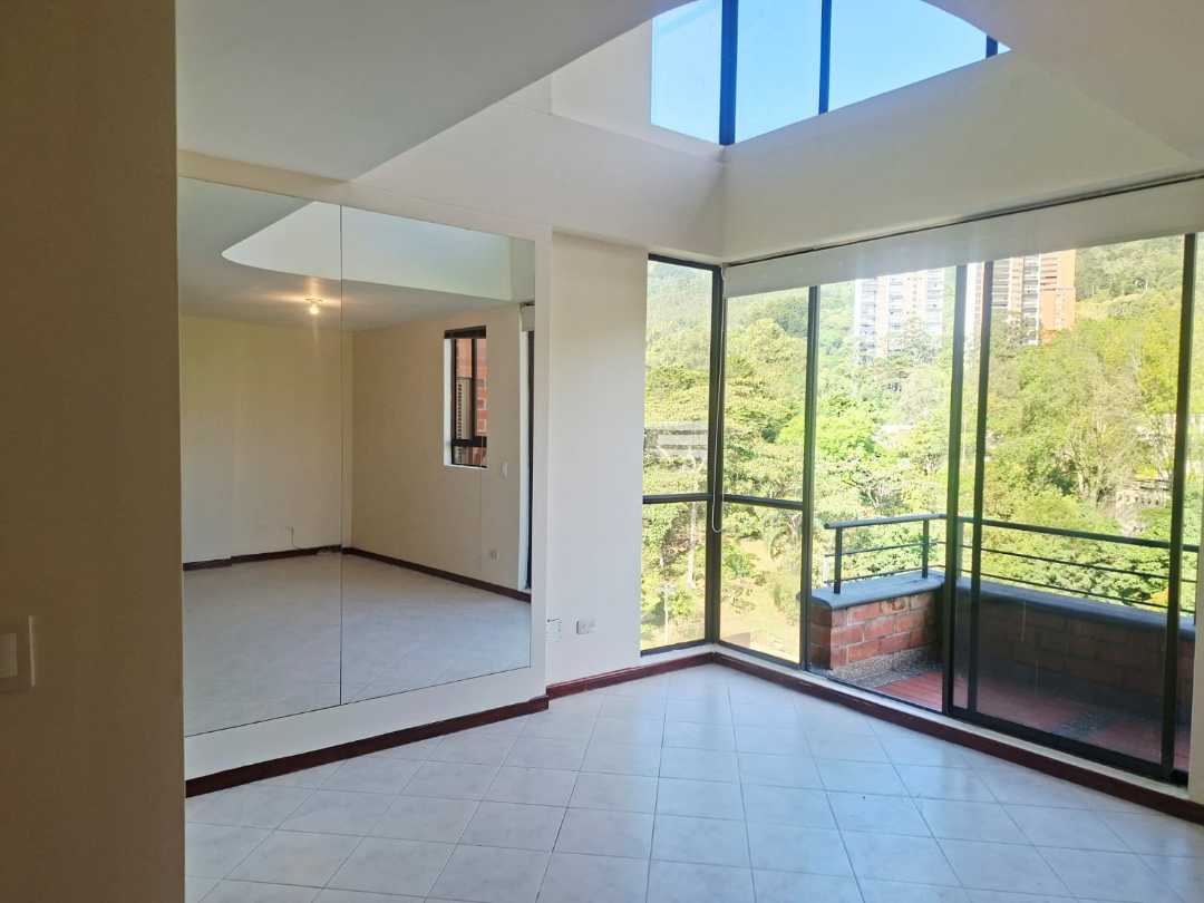 Apartamento duplex transversal inferior Poblado LV12