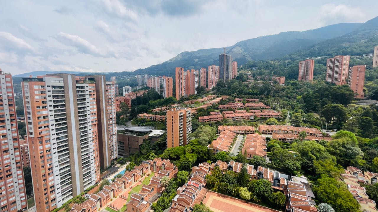 Apartamento en arriendo cerca al tesoro