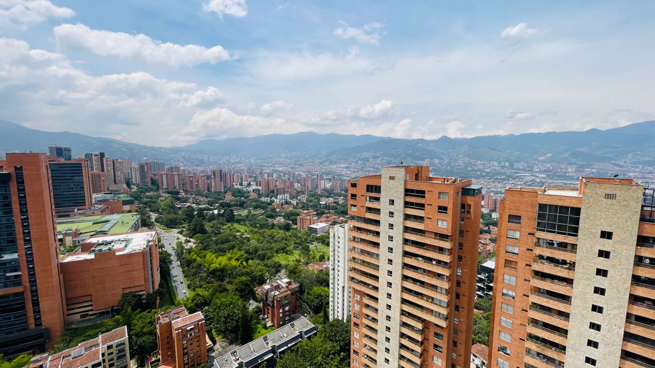 Apartamento en arriendo cerca al tesoro