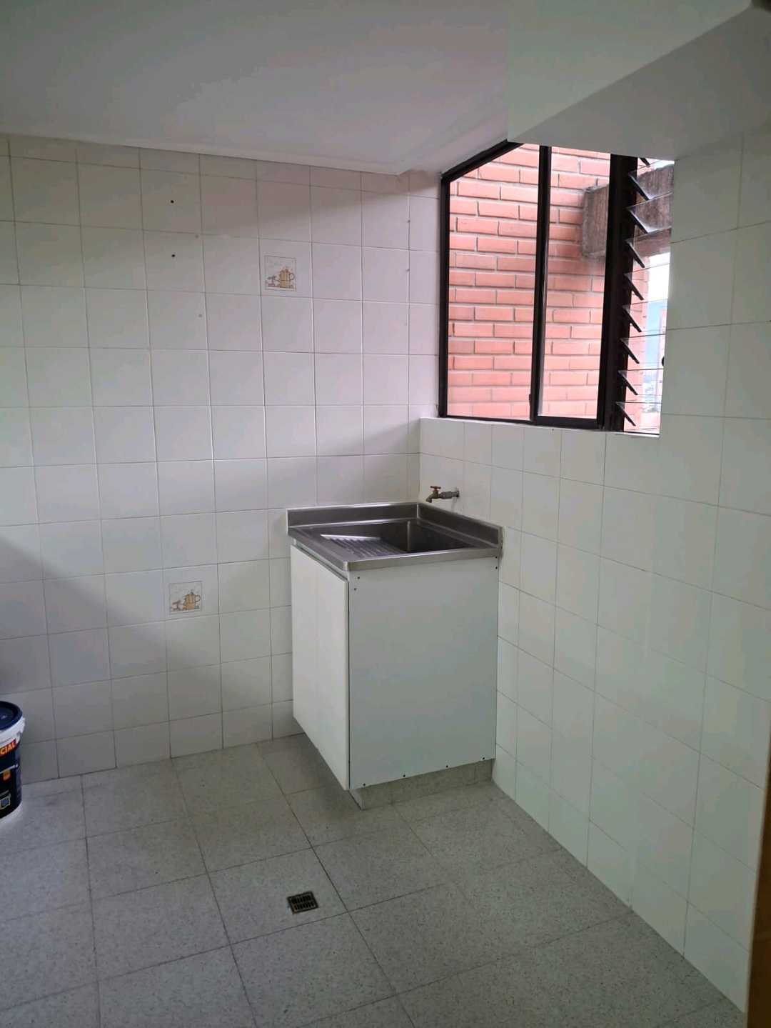 Apartamento en arriendo en el Poblado cerca a la Rosa Mística