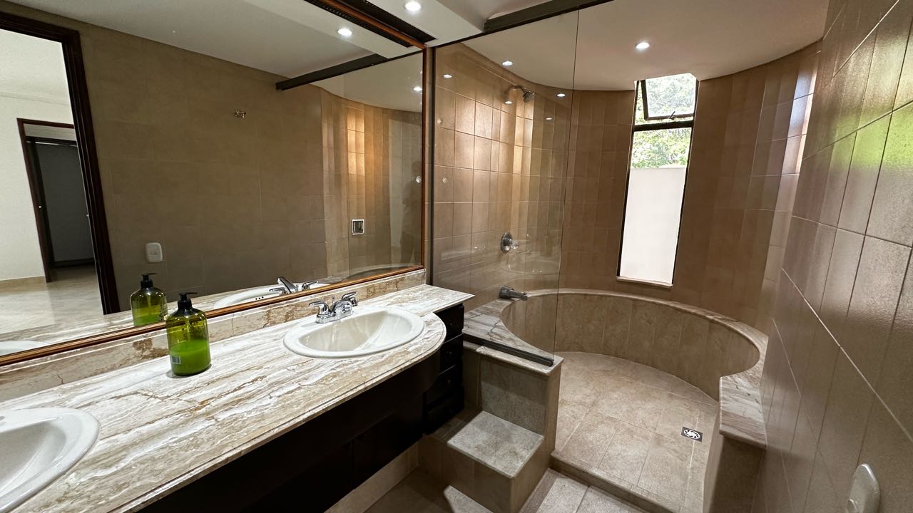 Apartamento en arriendo o venta en el poblado