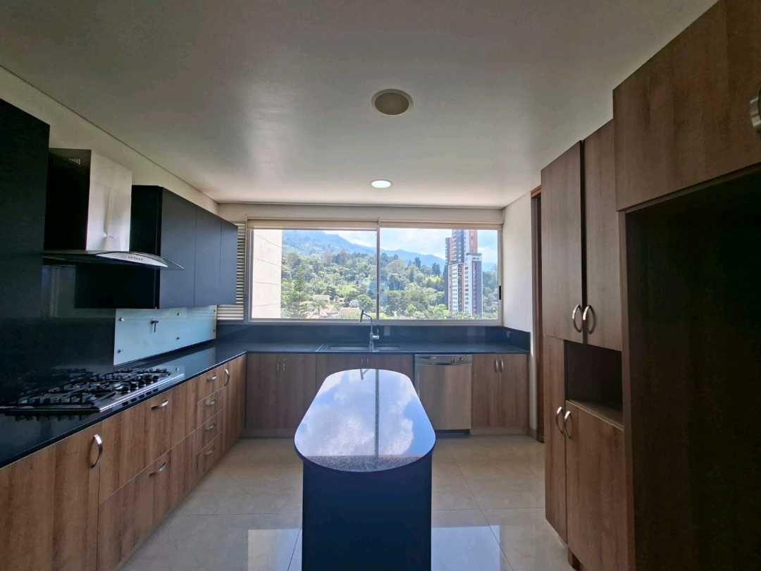 Apartamento en arriendo Poblado a 3 cuadras del CC TESORO RC7