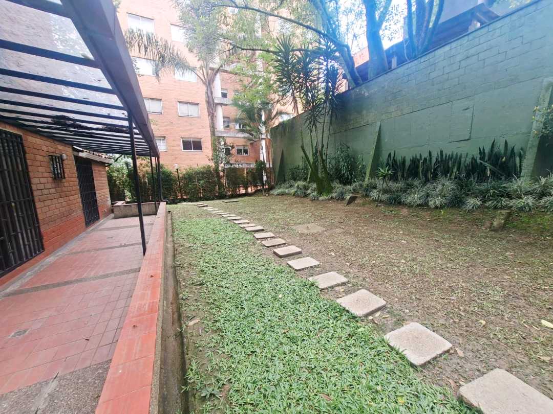 Apartamento para la venta Poblado cerca a la Frontera con terraza.