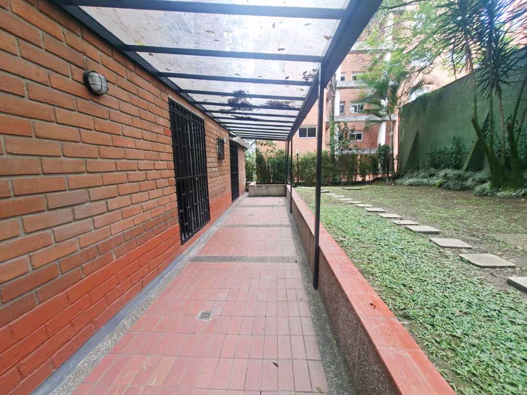 Apartamento para la venta Poblado cerca a la Frontera con terraza.
