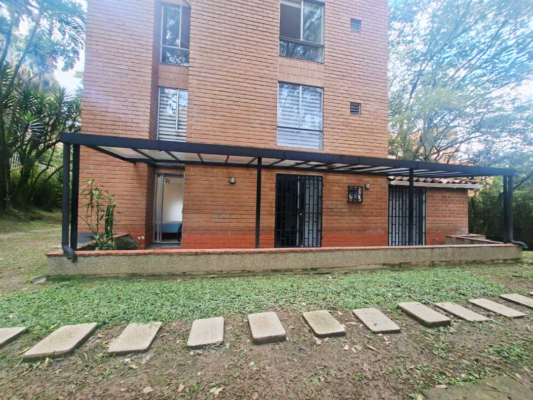 Apartamento para la venta Poblado cerca a la Frontera con terraza.