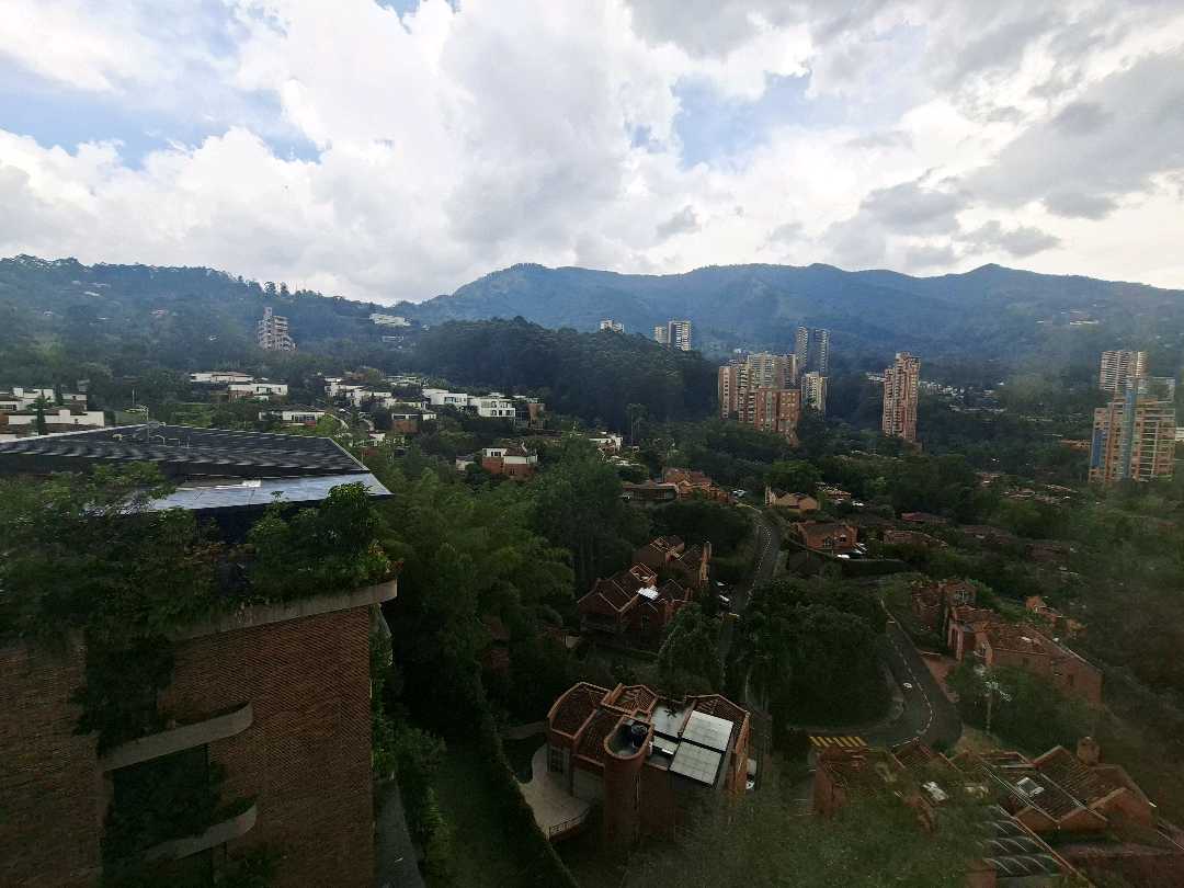 Apartamento penthouse Poblado vista a la montaña